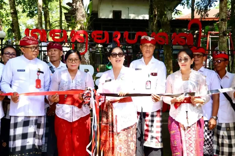 Bunda Rai Sanjaya meresmikan Taman Ramah Anak dan Ruang Baca Bunda PAUD di kawasan Pura Luhur Batukau, Penebel.