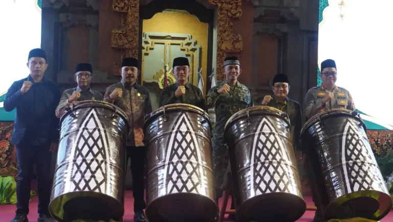 Wakil Bupati Buleleng, Gede Supriatna, membuka MTQ XXXI tingkat Kabupaten Buleleng dan menekankan pentingnya nilai-nilai Al Qur’an dalam memperkuat moderasi dan kerukunan umat.