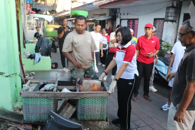 Sekretaris TP PKK Kabupaten Buleleng, Ny. Hermawati Supriatna, memantau Gerakan Kulkul PKK di Kampung Kajanan Singaraja dan mengedukasi warga tentang pemilahan sampah rumah tangga.