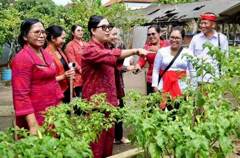Ketua TP PKK Kabupaten Tabanan, Rai Wahyuni Sanjaya atau Bunda Rai, kembali melaksanakan program Aksi Sosial Bergerak dan Berbagi melalui kegiatan roadshow di Kecamatan Kerambitan dan Penebel, Rabu 6 Mei 2026.