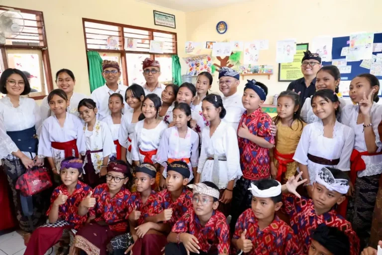 Walikota Denpasar, IGN Jaya Negara saat mendampingi Menteri Pendidikan Dasar dan Menengah Republik Indonesia, Prof. Dr. Abdul Mu'ti, M.Ed., beserta jajaran dalam melakukan kunjungan kerja peninjauan langsung pada program revitalisasi sekolah di SDN 6 Sumerta, Denpasar Timur, pada Kamis (7/5).