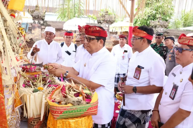 Bupati Tabanan, I Komang Gede Sanjaya, menghadiri Karya Pemelaspasan Agung lan Ngenteg Linggih Ring Padmasana di RSUD Singasana, Jumat 1 Mei 2026.