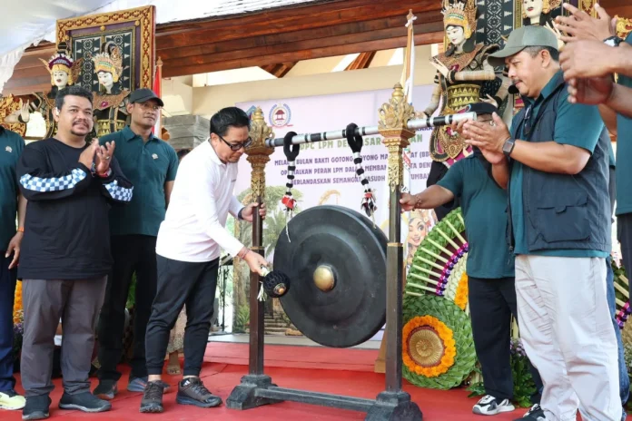 Wakil Walikota Denpasar, I Kadek Agus Arya Wibawa saat membuka Bulan Bhakti Gotong Royong Masyarakat (BBGRM) Kota Denpasar Tahun 2026 ditandai dengan pemukulan Gong dan simbolis penanaman pohon yang dilaksanakan di Pantai Sidakarya, Denpaaar Selatan, pada Sabtu (9/5).