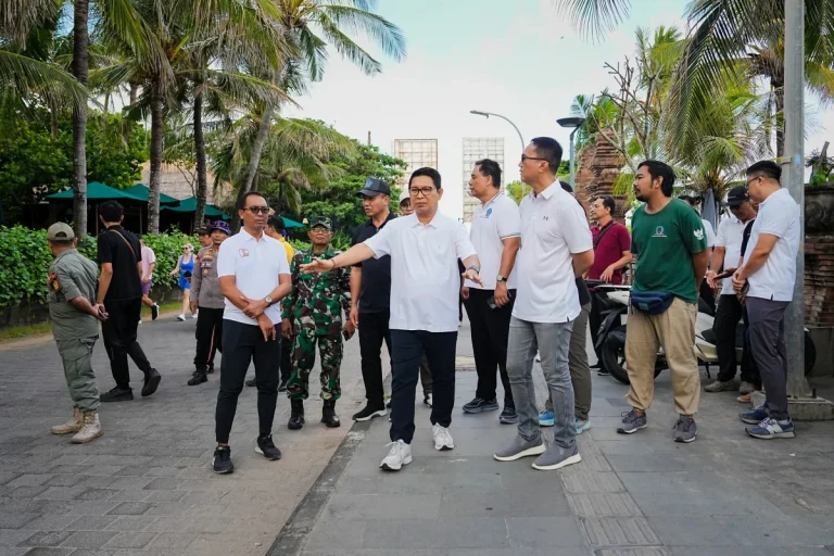 Bupati Adi Arnawa didampingi Sekda Badung IB. Surya Suamba saat melaksanakan Pengawasan dan Penegakan Hukum Lingkungan terhadap sektor Horeka di wilayah Kelurahan Legian, pada Jumat (15/5).