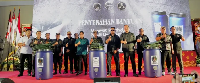 Wabup Bagus Alit Sucipta saat menghadiri perayaan HUT ke-22 Baladika Bali di Wantilan Serbaguna Puslat Bakti Negara, Perumahan Multi Permai I, Kelurahan Sading, Selasa (5/5) sekaligus menyalurkan 2.200 komposter untuk penanganan sampah.