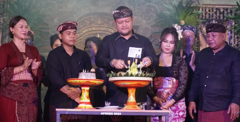 Perayaan Hari Ulang Tahun (HUT) ke-54 Sekaa Teruna Teruni (STT) Dharma Prawerti di Banjar Lambing, Desa Mekar Bhuwana, Kecamatan Abiansemal, dihadiri langsung Wakil Bupati Badung, Bagus Alit Sucipta, Kamis 30 April 2026.