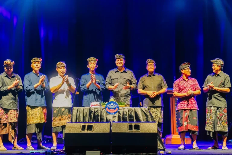 Wabup Bagus Alit Sucipta menghadiri HUT ke-60 STT. Tunggaling Adnyana Celuk p di Banjar Celuk, Desa Adat Padang Luwih, Kecamatan Kuta Utara, Minggu (10/5).
