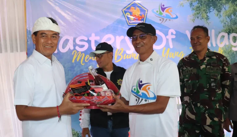Wakil Bupati Buleleng, Gede Supriatna mendorong pengelolaan Badan Usaha Milik Desa (BUMDesa) yang lebih profesional dan adaptif guna memperkuat perekonomian desa.