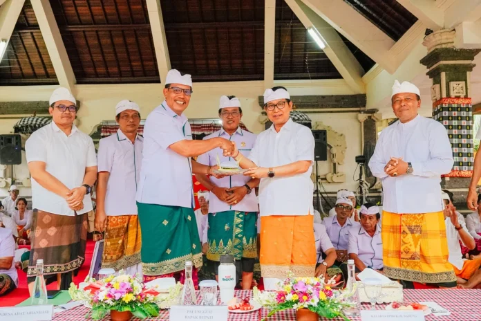Bupati Badung I Wayan Adi Arnawa menghadiri upacara melaspas dan Medasar Caru Rsi Gana di Pura Dalem Gede, Desa Adat Abianbase, Kecamatan Mengwi, Sabtu 16 Mei 2026.