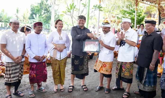 Wabup Bagus Alit Sucipta, bersama Ketua WHDI Kabupaten Badung, Nyonya Yunita Alit Sucipta hadir dalam prosesi Metatah Massal di Pura Prajapati, Banjar Tengah dan Selat, Desa Adat Sobangan, Kecamatan Mengwi, Minggu (3/5).