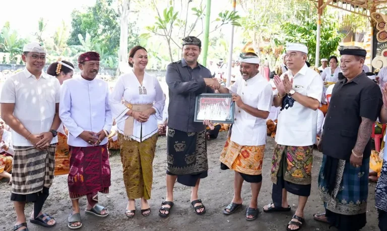 Wabup Bagus Alit Sucipta, bersama Ketua WHDI Kabupaten Badung, Nyonya Yunita Alit Sucipta hadir dalam prosesi Metatah Massal di Pura Prajapati, Banjar Tengah dan Selat, Desa Adat Sobangan, Kecamatan Mengwi, Minggu (3/5).
