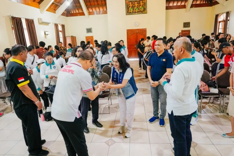 Ketua TP. PKK Badung Ny. Rasniathi Adi Arnawa hadiri kegiatan pembinaan Tim Penilai Lomba Hari Kesatuan Gerak PKK Provinsi Bali Tahun 2026 di SMK Pariwisata Triatma Jaya Badung, Dalung, Jumat (15/5) pagi.