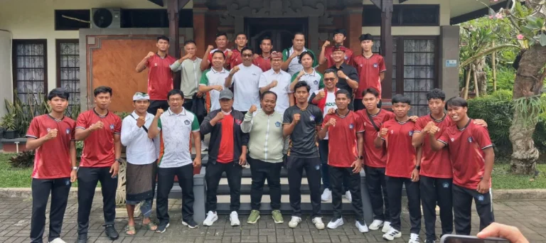 Bupati Wayan Adi Arnawa resmi melepas tim sepak bola PS Badung untuk berlaga dalam kompetisi Liga 4 Nasional di Rumah Jabatan Bupati Badung, Rabu (27/5).