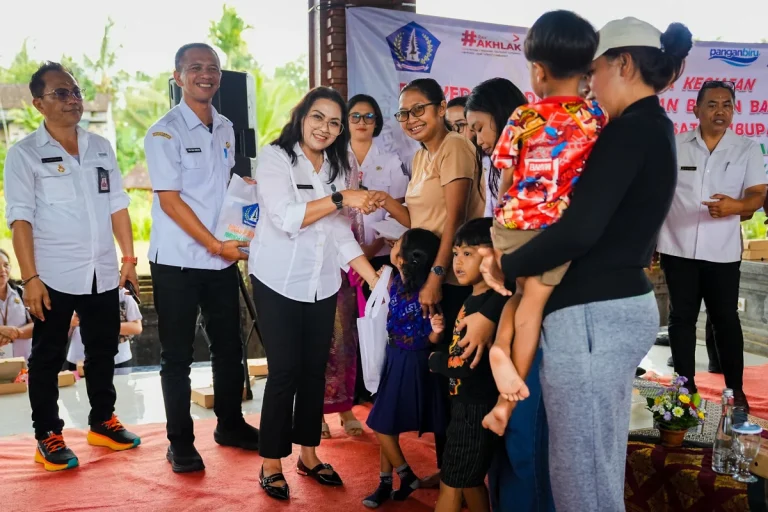 Ketua TP PKK Badung, Nyonya Rasniathi Adi Arnawa, menghadiri kegiatan penyaluran paket olahan ikan di Balai Banjar Buangga, Desa Getasan, Kecamatan Petang, Badung, pada Rabu (13/5).