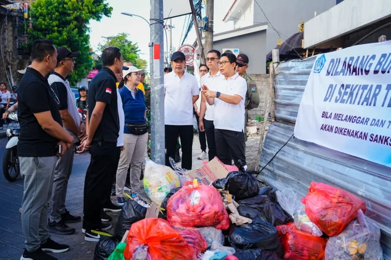 Bupati Wayan Adi Arnawa memimpin aksi Pengawasan dan Penegakan Hukum Lingkungan pada sektor Horeka serta sektor perdagangan di wilayah Kelurahan Kuta, Jumat (8/5).
