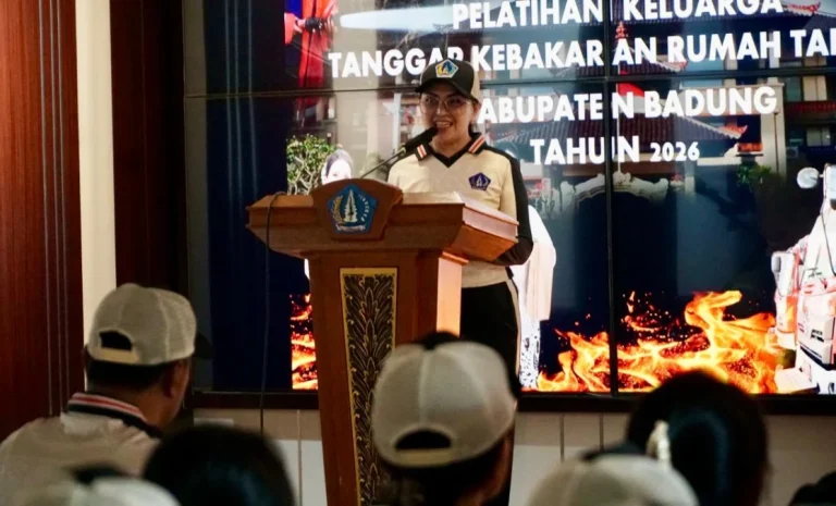 Ketua TP. PKK Badung, Nyonya Rasniathi Adi Arnawa didampingi Ketua WHDI Nyonya Yunita Alit Sucipta membuka Pelatihan Keluarga Tanggap Kebakaran Rumah Tangga di Ruang Aula Kantor Camat Kuta Selatan, Senin (11/5/2026).