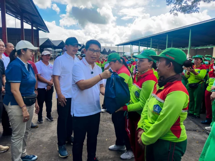 Bupati Wayan Adi Arnawa memberikan bantuan paket sembako bagi petugas kebersihan dari DLHK Badung di TPST Mengwitani, Jumat (8/5).