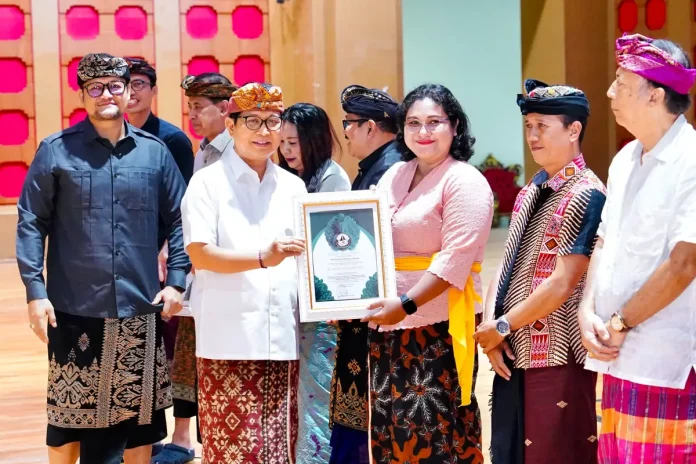 Bupati Wayan Adi Arnawa dan Wabup Bagus Alit Sucipta saat hadiri acara Koordinasi dan Evaluasi Percepatan PSBS di Sektor Pariwisata yang berlangsung di Balai Budaya Giri Nata Mandala, Puspem Badung, Kamis (7/5).