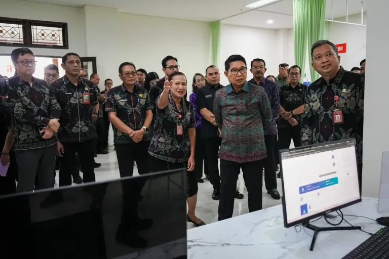 Bupati Wayan Adi Arnawa saat meninjau kesiapan operasional RSUD Giri Asih di Desa Blahkiuh, Kecamatan Abiansemal, Selasa (5/5).