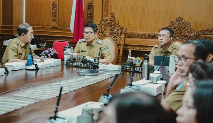Bupati Badung, I Wayan Adi Arnawa mengikuti Rapat Koordinasi Pengendalian Inflasi Daerah Tahun 2026 yang digelar secara daring dari Ruang Rapat Nayaka Gosana I, Puspem Badung, Senin 11 Mei 2026.