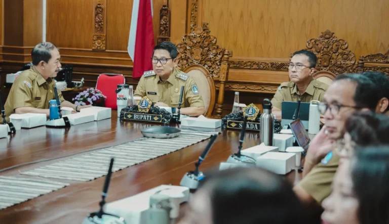 Bupati Badung, I Wayan Adi Arnawa mengikuti Rapat Koordinasi Pengendalian Inflasi Daerah Tahun 2026 yang digelar secara daring dari Ruang Rapat Nayaka Gosana I, Puspem Badung, Senin 11 Mei 2026.