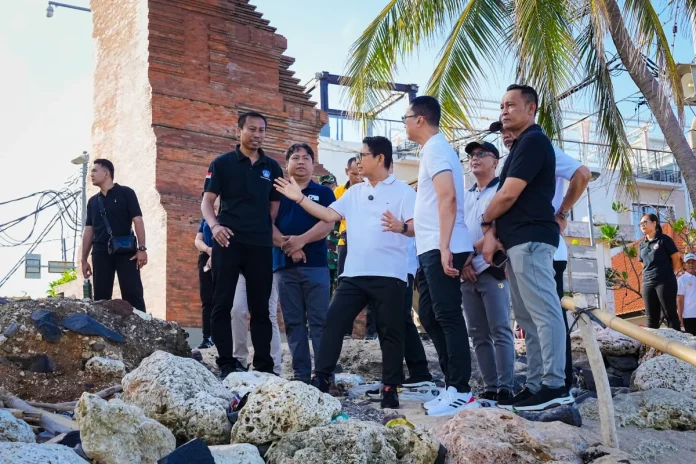 Bupati Wayan Adi Arnawa saat meninjau langsung kondisi lapangan usai kegiatan Kurve Pengawasan dan Penegakan Hukum Lingkungan di Kelurahan Kuta, Jumat (8/5).