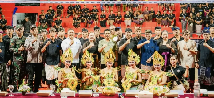 Bupati Wayan Adi Arnawa secara resmi membuka Turnamen Bola Voli Porum Cup IV di Banjar Umahanyar, Desa Darmasaba, Kecamatan Abiansemal, Senin (4/5).