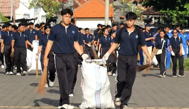 Peringatan Hari Buruh Internasional (May Day) 2026 di Kabupaten Buleleng diwarnai kegiatan berbeda. Puluhan peserta dari berbagai Lembaga Pelatihan Kerja (LPK) turun langsung melakukan aksi bersih-bersih di kawasan eks Pelabuhan Tua Buleleng, Jumat 1 Mei 2026.