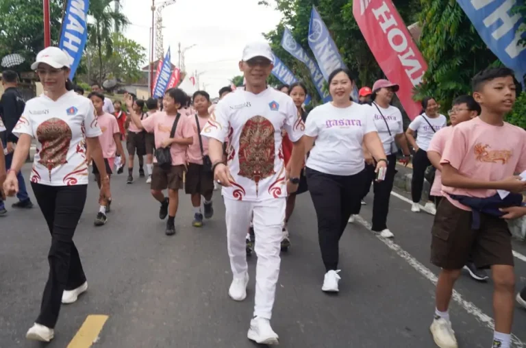 Perhelatan Festival Semarapura ke-8 semakin semarak dengan digelarnya kegiatan jalan santai (fun walk) yang melibatkan jajaran pemerintah daerah bersama masyarakat, Jumat 1 Mei 2026.