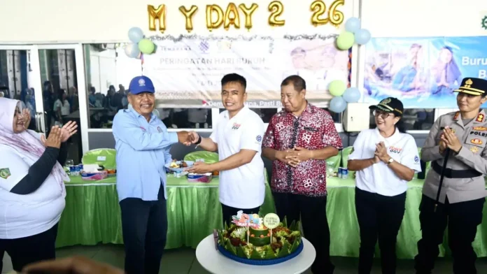 Peringatan Hari Buruh Internasional 2026 di Jembrana berlangsung aman dan diisi kegiatan sosial yang menonjolkan semangat kolaborasi antara buruh, pengusaha, dan pemerintah untuk meningkatkan kesejahteraan pekerja.