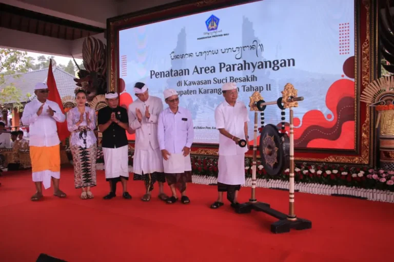 Gubernur Bali Wayan Koster memulai restorasi kawasan Pura Agung Besakih untuk mengembalikan keagungan, keseragaman arsitektur, serta nilai spiritual Parahyangan sesuai pakem Bali.
