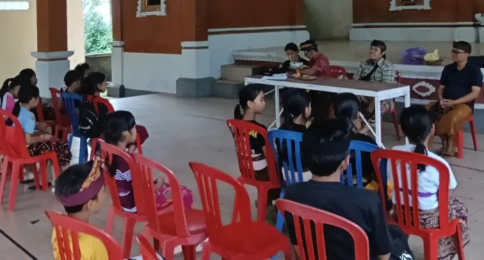 Upaya pelestarian bahasa daerah kembali digelorakan melalui kegiatan revitalisasi Bahasa dan Sastra Lisan Pedawa yang digelar di Sekolah Adat Manik Empul, Desa Pedawa, Kecamatan Banjar Kabupaten Buleleng, bertepatan dengan peringatan Hari Pendidikan Nasional.