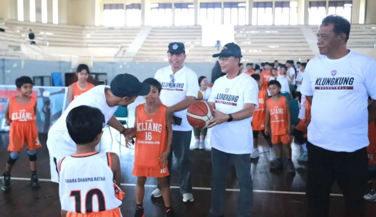 Festival Basketball Klungkung resmi dibuka di GOR Swecapura Gelgel, Sabtu 2 Mei 2026. Ajang yang berlangsung selama dua hari hingga 3 Mei ini diikuti puluhan atlet pelajar dari jenjang SD, SMP, hingga SMA.