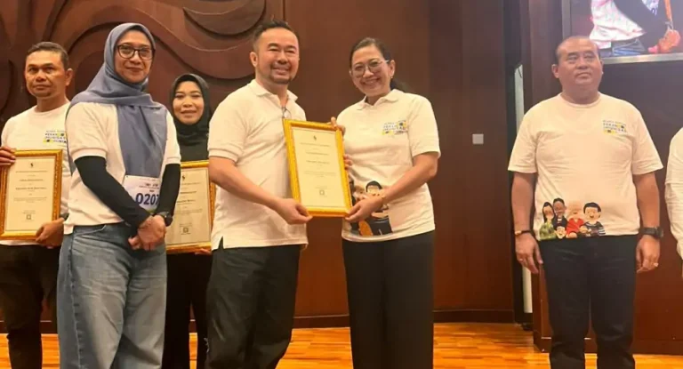 Kepala Dinas Kesehatan Kabupaten Klungkung, drg. I Gusti Ayu Ratna Dwijawati, menerima penghargaan nasional atas kinerja terbaik surveilans AFV dan discarded campak rubella tahun 2025.