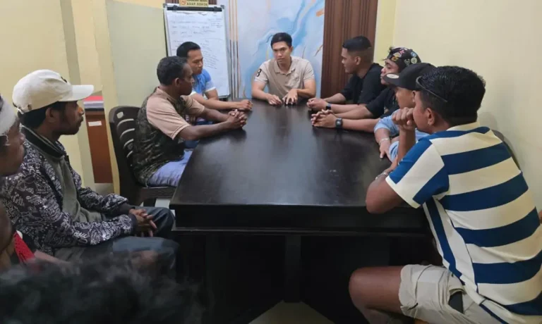 Aparat Polsek Denpasar Selatan mengamankan sejumlah pemuda yang terlibat keributan di Jalan Hang Tuah, tepatnya di sisi timur lampu lalu lintas dekat SMA Negeri 6 Denpasar, Sabtu 2 Mei 2026 sekitar pukul 01.02 Wita.