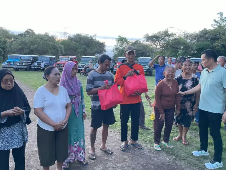 Komunitas Sahabat Hardtop Negaroa mengadakan kegiatan “Melali dan Berbagi” di Karang Sewu, Jembrana, dengan membagikan sembako sambil mempromosikan wisata lokal melalui konvoi Toyota Hardtop.