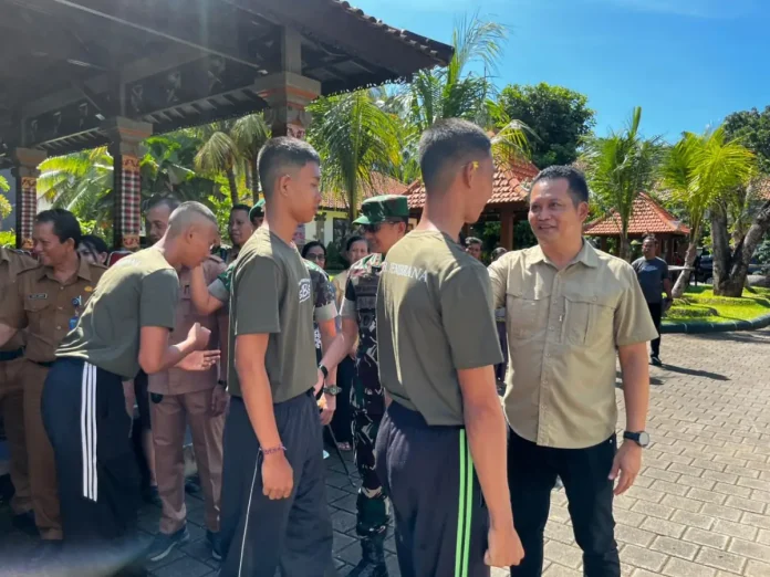Bupati Jembrana I Made Kembang Hartawan melepas 10 calon Paskibraka ke seleksi nasional dengan menekankan pentingnya proses seleksi yang bersih, disiplin, dan tanpa titipan.