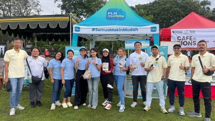 Tim PLN UP3 Bali Selatan berfoto bersama di booth layanan PLN pada perayaan May Day 2026 di Lapangan Bajra Sandi Renon, Denpasar sebagai bentuk partisipasi aktif dalam mendukung kegiatan.