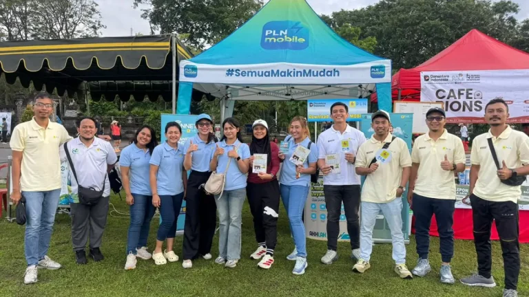 Tim PLN UP3 Bali Selatan berfoto bersama di booth layanan PLN pada perayaan May Day 2026 di Lapangan Bajra Sandi Renon, Denpasar sebagai bentuk partisipasi aktif dalam mendukung kegiatan.