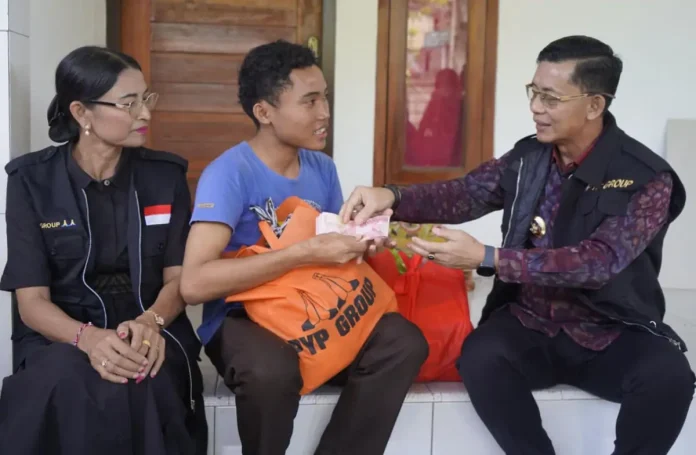 Bupati Klungkung, I Made Satria, bersama Ketua TP-PKK Kabupaten Klungkung, Eva Satria, kembali menyalurkan bantuan sosial kepada warga kurang mampu, Senin 4 Mei 2026.