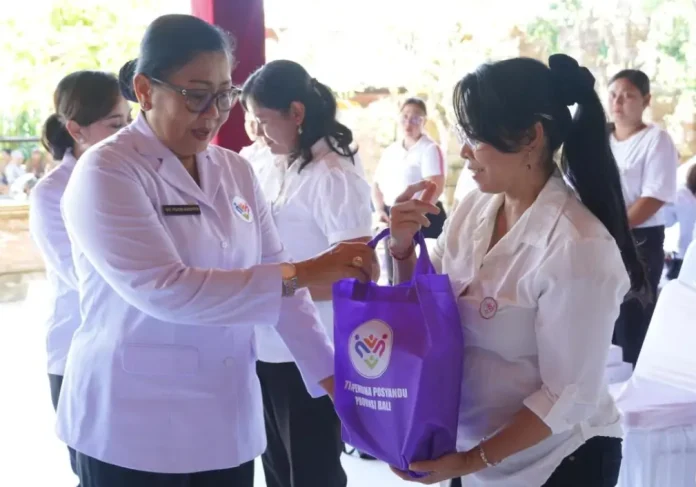 Ketua Tim Pembina Posyandu Provinsi Bali Putri Koster mengajak kader Posyandu di dua kelurahan di Kota Denpasar untuk memperkuat sinergi lintas sektor dalam memberikan pelayanan kepada masyarakat.