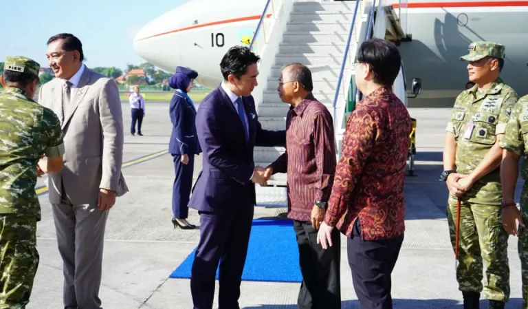 Gubernur Bali Wayan Koster melepas keberangkatan Republik Indonesia Sjafrie Sjamsoeddin dan Menteri Pertahanan Jepang Koizumi Shinjiro beserta rombongan melalui VIP II Bandara Internasional I Gusti Ngurah Rai, Senin 4 Mei 2026 pagi.
