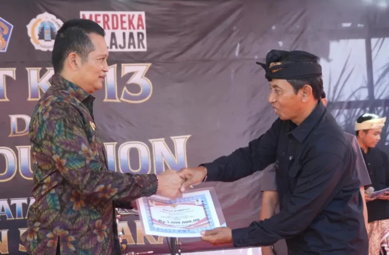 Peringatan Hari Ulang Tahun ke-13 SMK 5 Pariwisata Negara digelar penuh semangat di Pekutatan, Selasa 5 Mei 2026. Kegiatan ini juga dirangkaikan dengan prosesi kelulusan (graduation) siswa kelas XII.