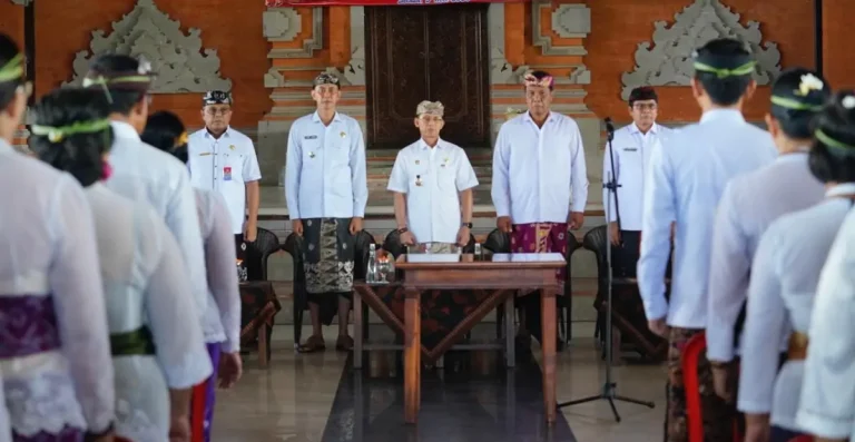 Bupati Klungkung I Made Satria melantik dan mengambil sumpah jabatan 132 pejabat di lingkungan Pemerintah Kabupaten Klungkung di Balai Budaya Ida Dewa Agung Istri Kanya, Selasa 5 Mei 2026.