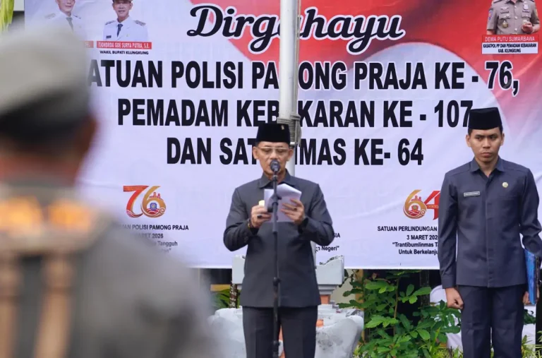 Bupati Klungkung I Made Satria menekankan profesionalisme Satpol PP, Damkar, dan Satlinmas dalam penegakan perda serta pelayanan publik saat memimpin apel HUT di Klungkung dengan penuh semangat.