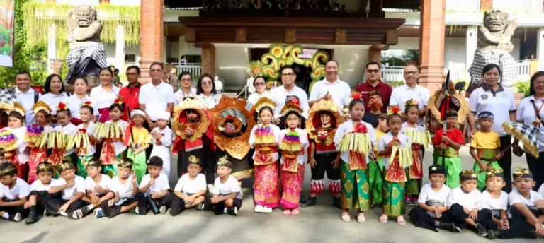 Denpasar Education Festival 2026 resmi dibuka oleh Wawali Arya Wibawa di Lapangan Taman Kota Lumintang, Rabu 6 Mei 2026, dengan mengusung tema Edu-Green untuk mendorong inovasi, kreativitas, serta pola hidup sehat di kalangan pelajar.