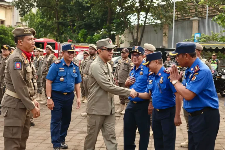 Walikota Denpasar, I Gusti Ngurah Jaya Negara memimpin apel peringatan Hari Ulang Tahun (HUT) ke-76 Satuan Polisi Pamong Praja (Satpol PP), HUT ke-64 Satuan Perlindungan Masyarakat (Satlinmas) dan HUT ke-107 Pemadam Kebakaran dan Penyelamatan di Halaman Parkir Gor Ngurah Rai Denpasar, Rabu (6/4).