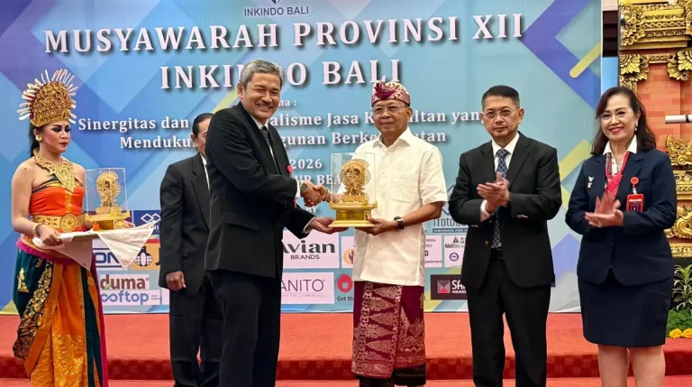 Gubernur Bali, Wayan Koster, menegaskan komitmen Pemerintah Provinsi Bali dalam mempercepat pembangunan infrastruktur dengan mengutamakan pemanfaatan sumber daya lokal yang kompeten dan berintegritas.