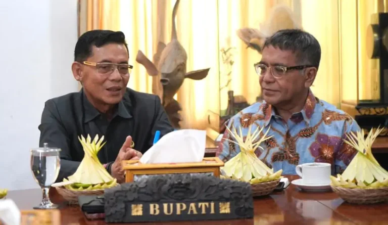 Bupati Klungkung, I Made Satria, didampingi Sekretaris Daerah Anak Agung Gede Lesmana serta Ketua Dekranasda Klungkung Eva Satria, menerima kunjungan kerja Anggota DPR RI Samuel J. D. Wattimena di ruang rapat Kantor Bupati Klungkung, Rabu 6 Mei 2026.