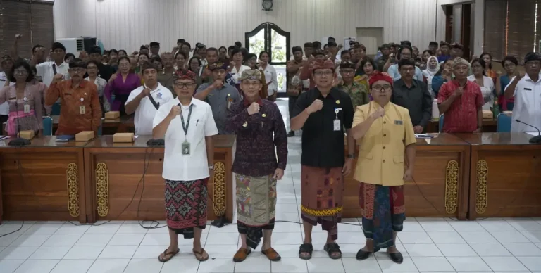 Bupati Klungkung I Made Satria membuka sosialisasi persiapan purna tugas dan layanan Taspen bagi ASN Klungkung untuk membantu pegawai yang akan pensiun agar lebih siap secara administrasi, mental, dan finansial.